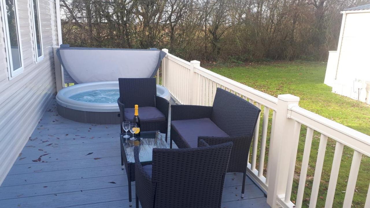 Ksr Hot Tub Holiday Home At Tattershall Lakes ภายนอก รูปภาพ